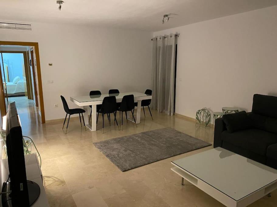 Central Estepona 3 Bed Apt With Pool And Parking מראה חיצוני תמונה