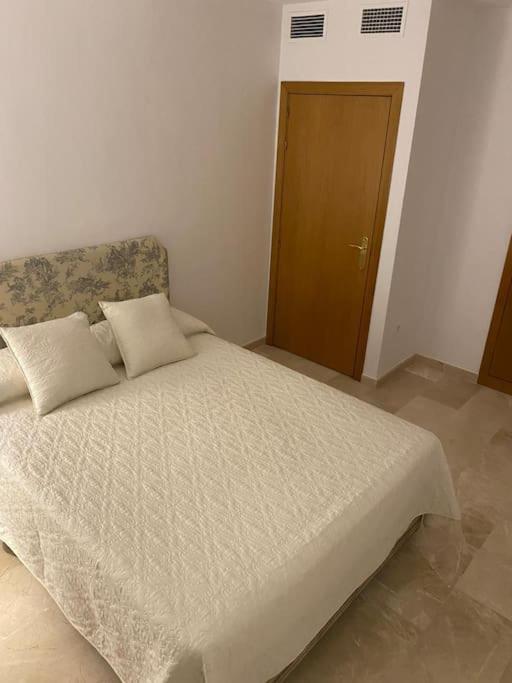 Central Estepona 3 Bed Apt With Pool And Parking מראה חיצוני תמונה